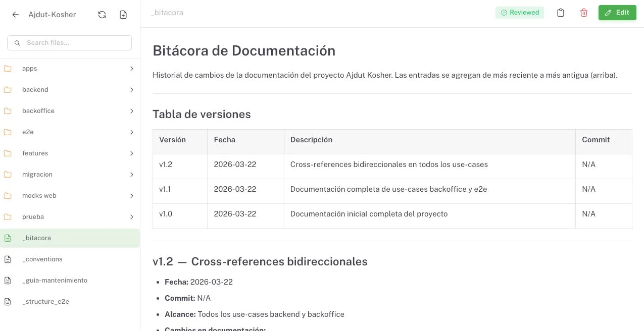 Panel del sistema con la bitácora de documentación de un proyecto: una tabla de versiones con fecha y descripción, y el detalle de los cambios de la última